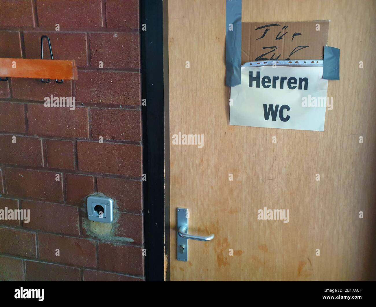 sign at a , Maennertoilette, Tuer zu (close the door), Germany Stock Photo