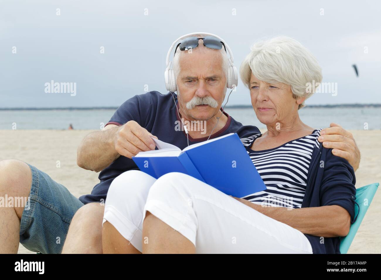 Elderly woman reading book beach hi-res stock photography and images ...