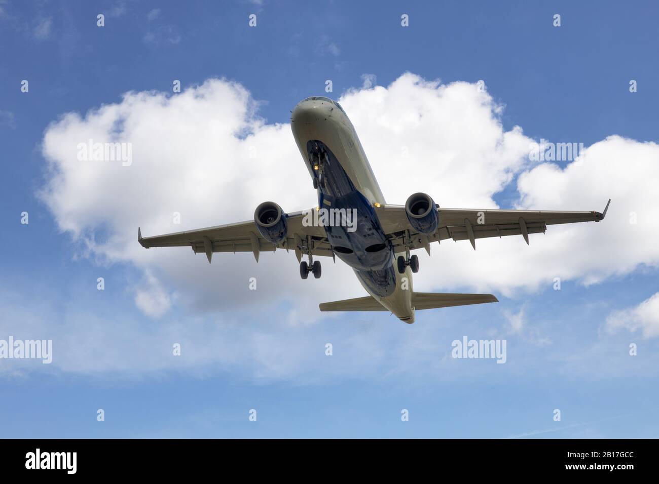 Air Canada Embraer E190 landing at YVR Stock Photo - Alamy