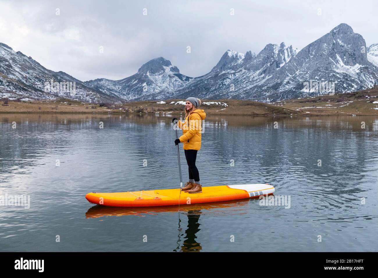50 woman surfing hi-res stock photography and images - Alamy