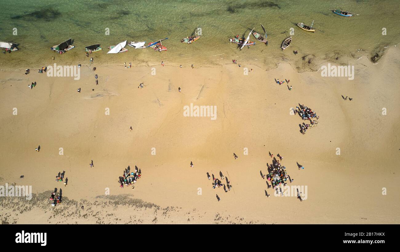 Mozambique, Vilanculos,  people buying fresh fish at the VIlanculos beach Stock Photo