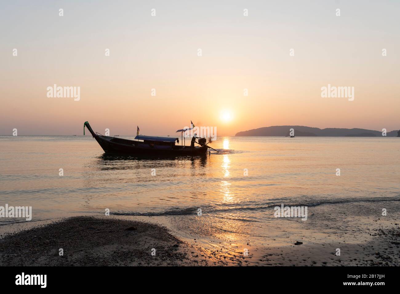Beach beauty boat sunset hi-res stock photography and images - Alamy