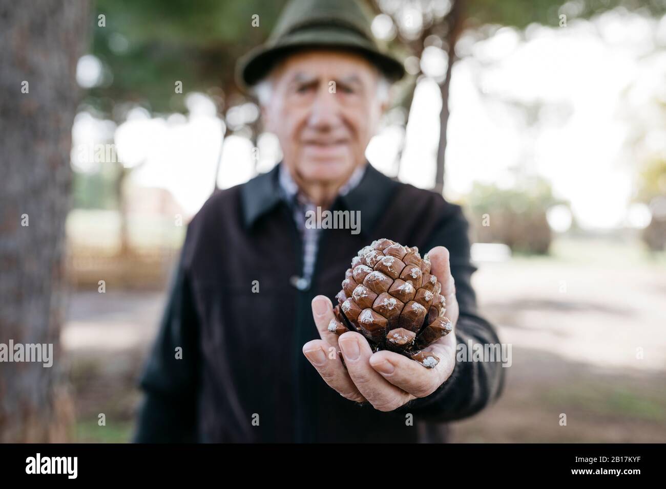 Old man hand hi-res stock photography and images - Alamy
