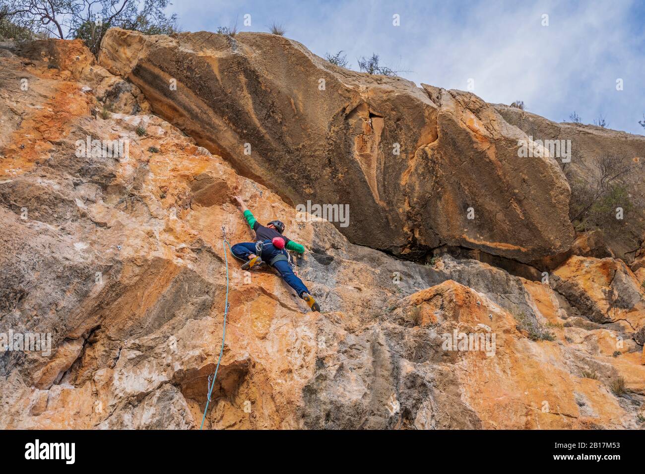 Man climbing rock hi-res stock photography and images - Alamy