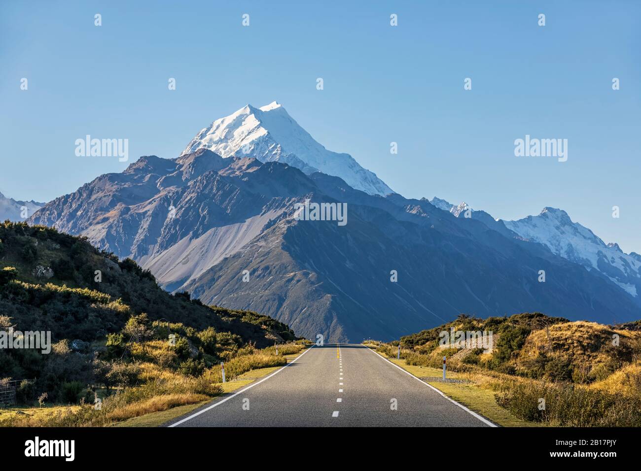 New Zealand, Oceania, South Island, Canterbury, Ben Ohau, Southern Alps (New Zealand Alps), Mount Cook National Park, Mount Cook Road and Aoraki / Mount Cook, Empty road in mountain landscape Stock Photo