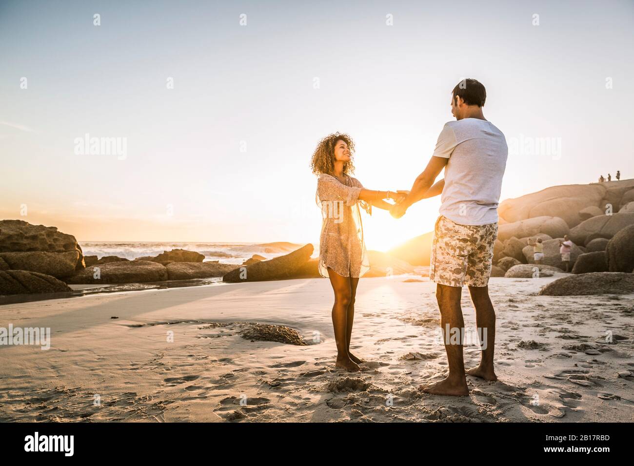 Couple holding hands at the beach hi-res stock photography and images ...