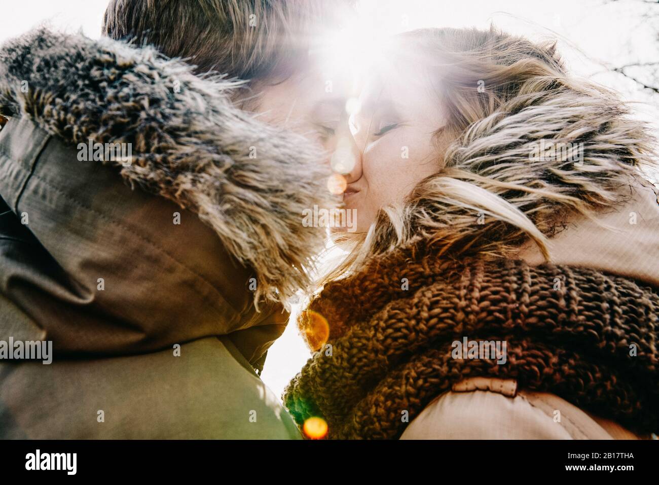 Couple kissing close up hi-res stock photography and images - Alamy