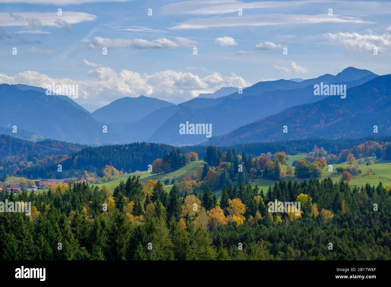 Aussicht auf die Ammergauer Alpen, Mühlegg bei Wildsteig, Oberbayern, Bayern, Deutschland Stock Photo