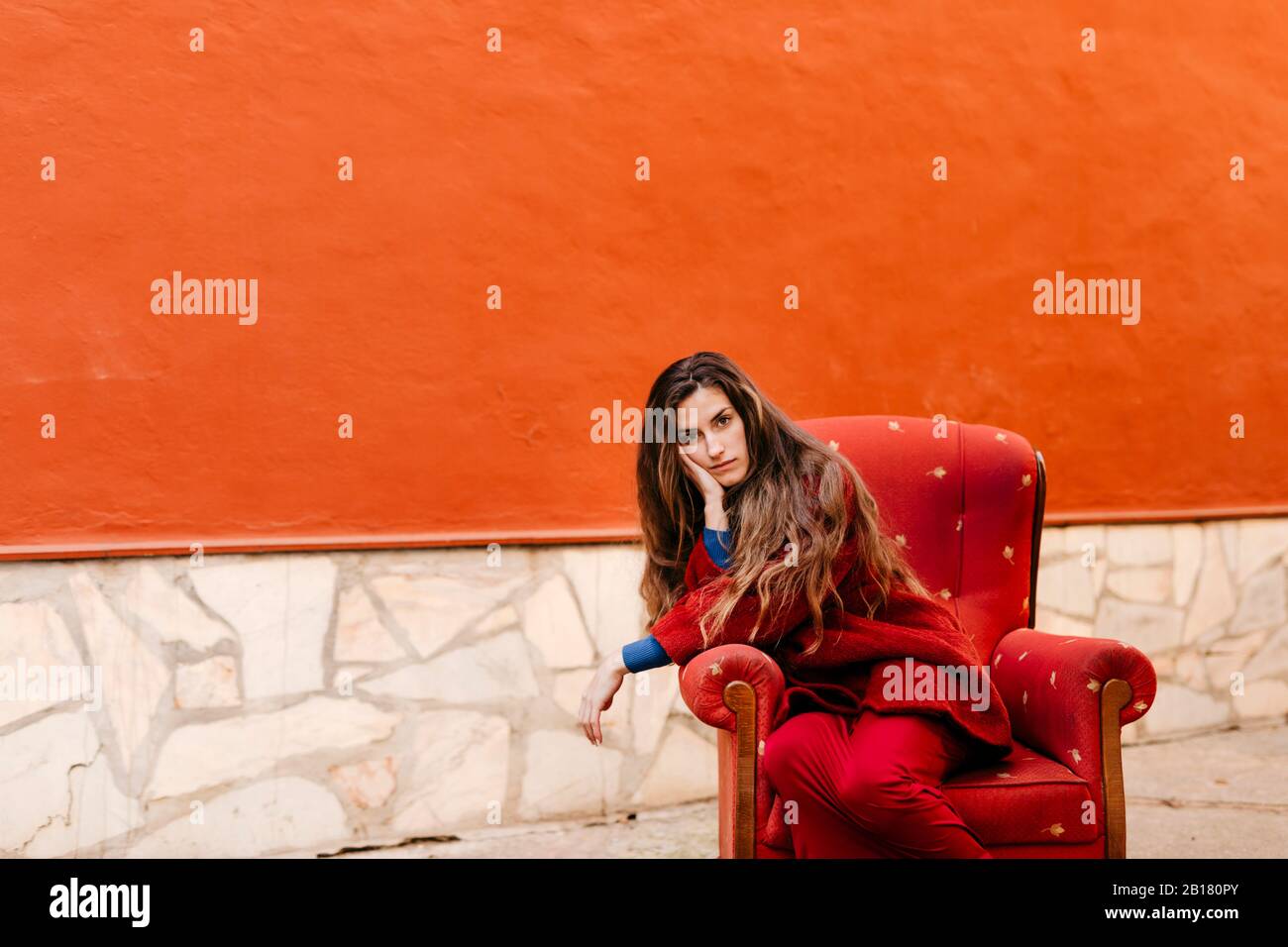 Woman sitting on lounge chair hi-res stock photography and images - Alamy