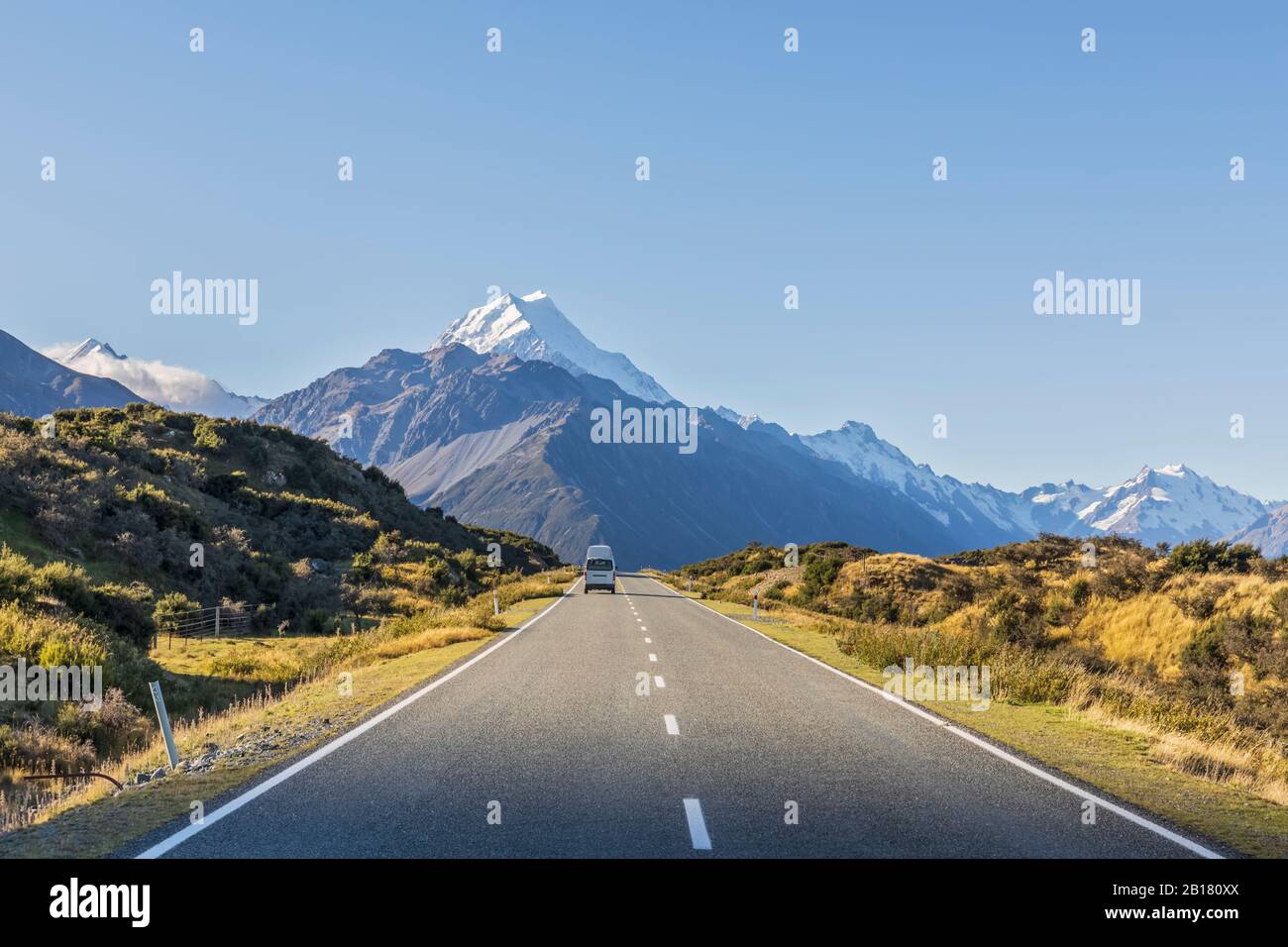 New Zealand, Oceania, South Island, Canterbury, Ben Ohau, Southern Alps (New Zealand Alps), Mount Cook National Park, Mount Cook Road and Aoraki / Mount Cook, Camper on road in mountain landscape Stock Photo