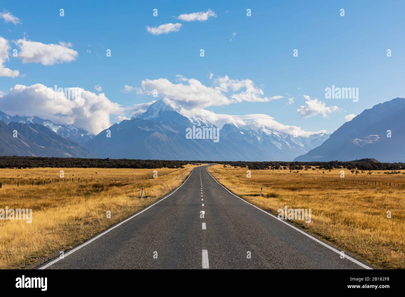 New Zealand, Oceania, South Island, Canterbury, Ben Ohau, Southern Alps (New Zealand Alps), Mount Cook National Park, Mount Cook Road and Aoraki / Mount Cook, Empty road in mountain landscape Stock Photo