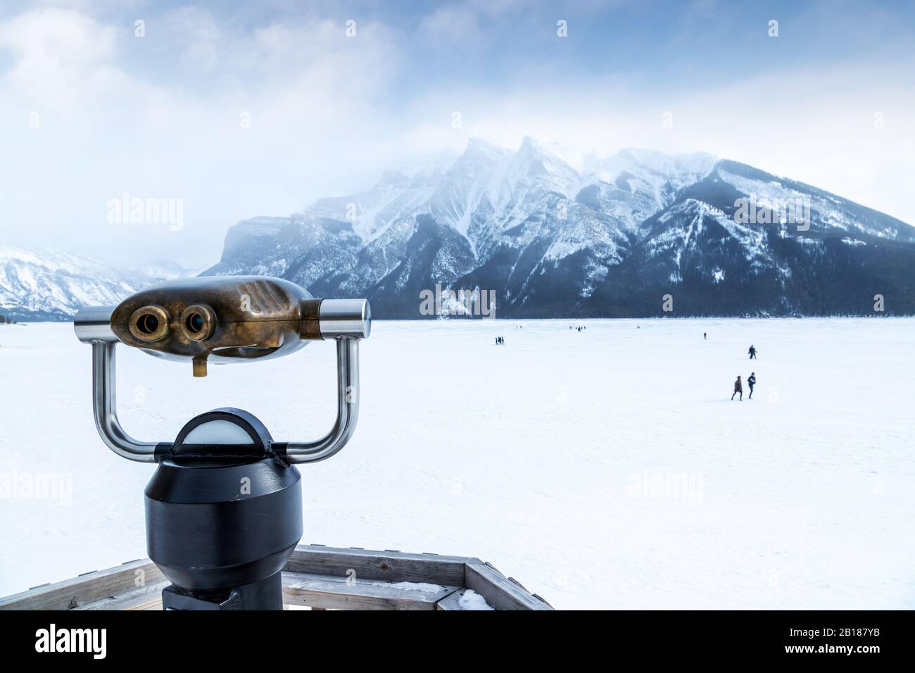 Focus on tower viewer or binoculars overlooking Lake Minnewanka and cloud-covered Mount Inglismaldie in the Canadian Rockies of Banff National Park du Stock Photo