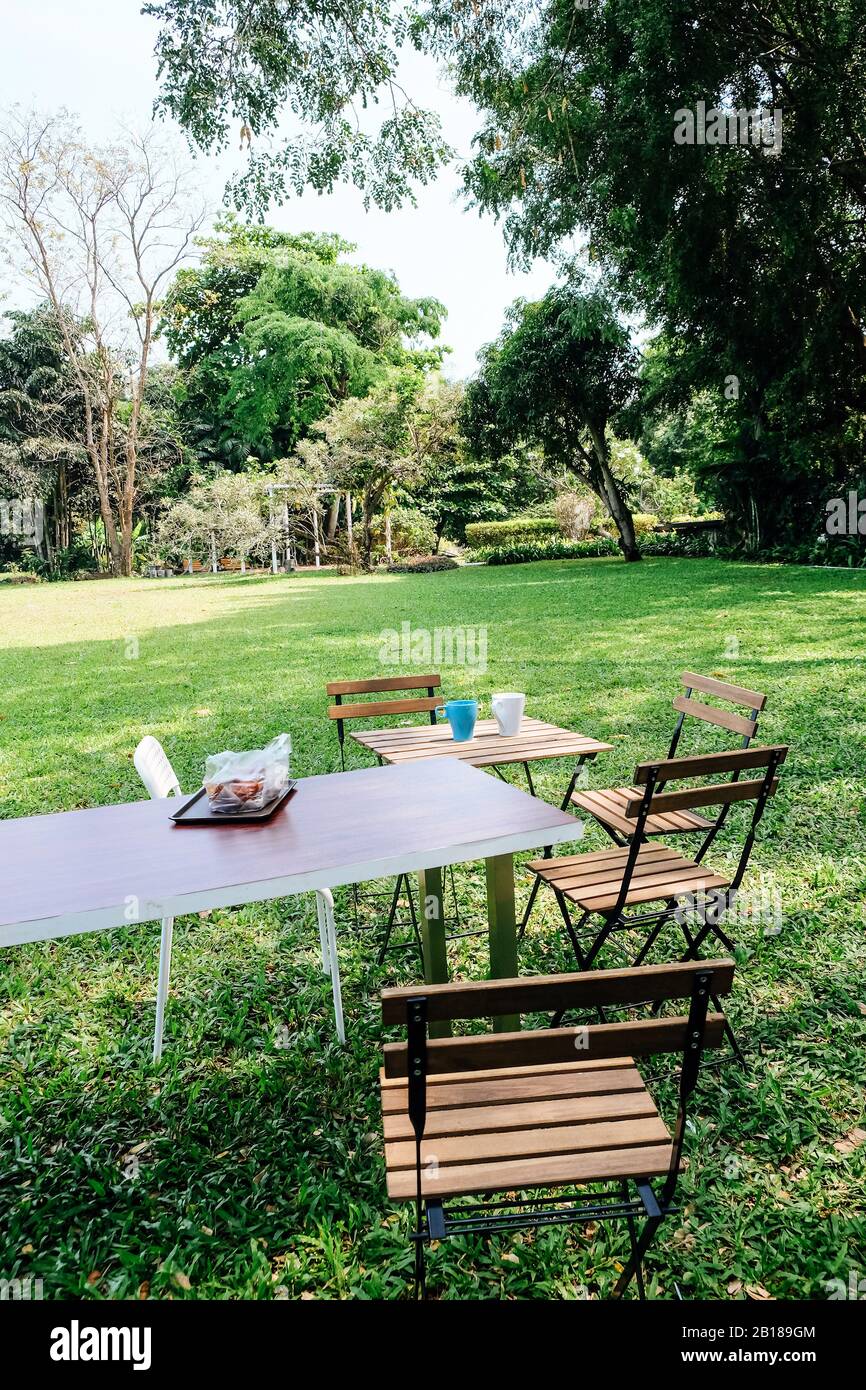 Table setting for a garden lunch Stock Photo - Alamy