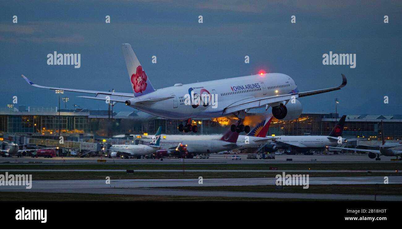 Richmond, British Columbia, Canada. 22nd Feb, 2020. A China Airlines Airbus A350-900 XWB (B-18917) extra wide-body jet lands at dusk, Vancouver International Airport, Richmond, B.C. on Saturday, February 22, 2020. Credit: Bayne Stanley/ZUMA Wire/Alamy Live News Stock Photo