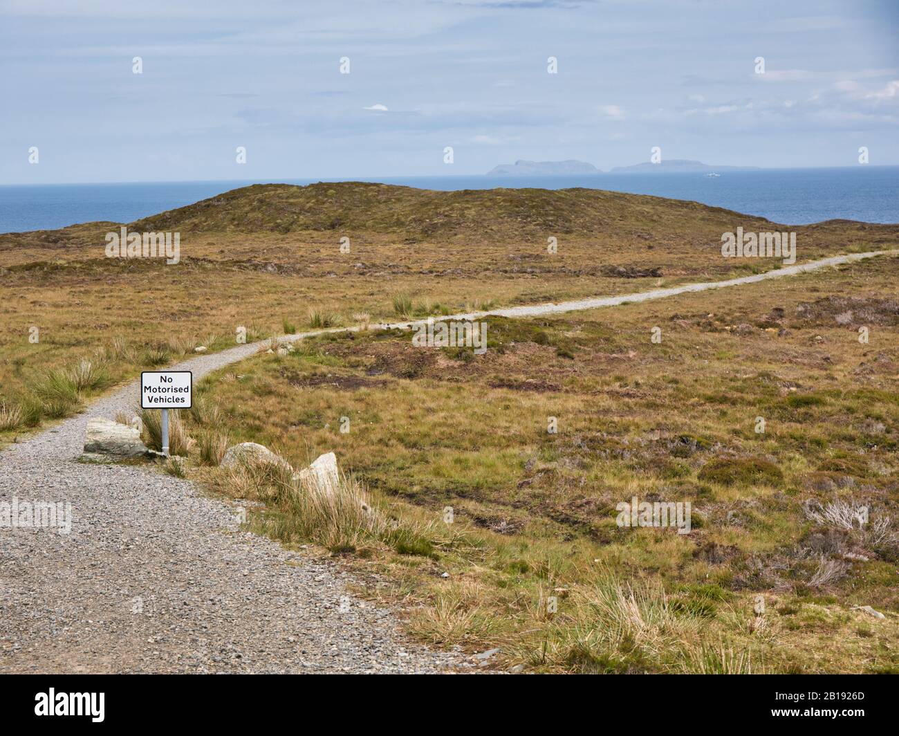 No motorised vehicles warning sign on gravel footpath, Island of Lewis and Harris, Outer Hebrides, Scotland Stock Photo