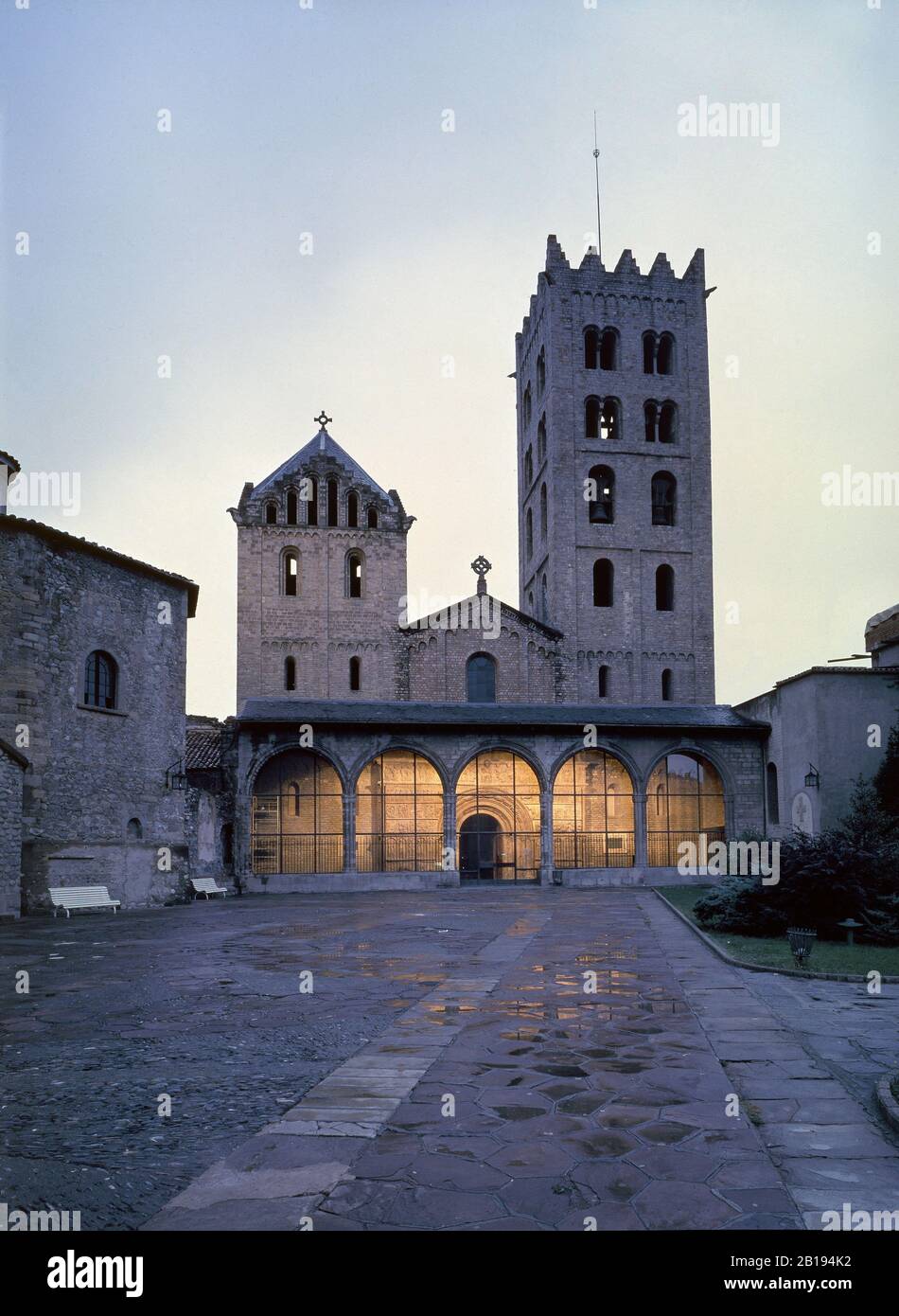 FACHADA PRINCIPAL DEL MONASTERIO DE SANTA MARIA DE RIPOLL AL ATARDECER ...