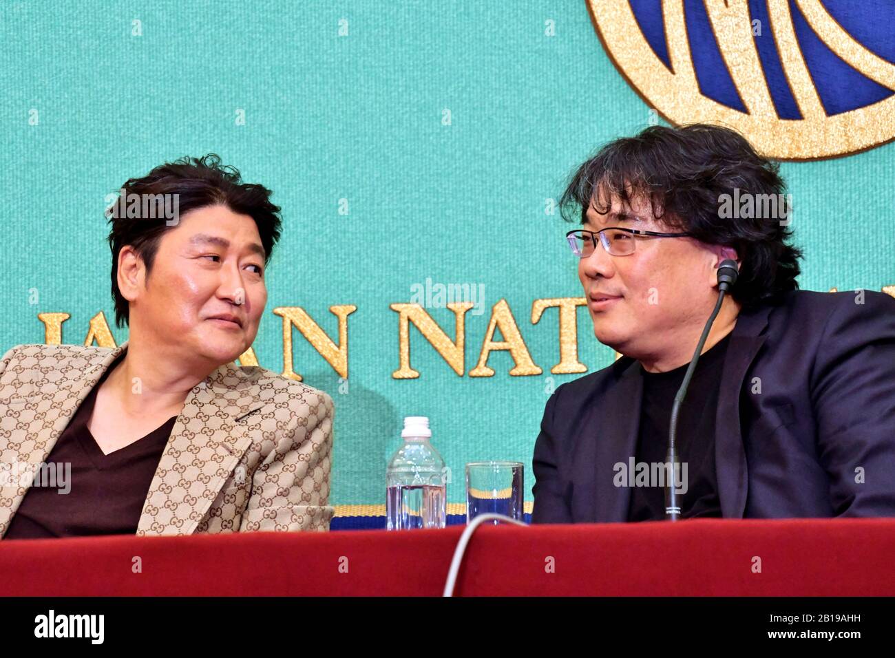 Tokyo, Japan. 23rd Feb, 2020. Song Kang-ho and Bong Joon-ho at a press conference for the movie 'Parasite' at the Japan National Press Club. Tokyo, February 23, 2020 | usage worldwide Credit: dpa/Alamy Live News Stock Photo