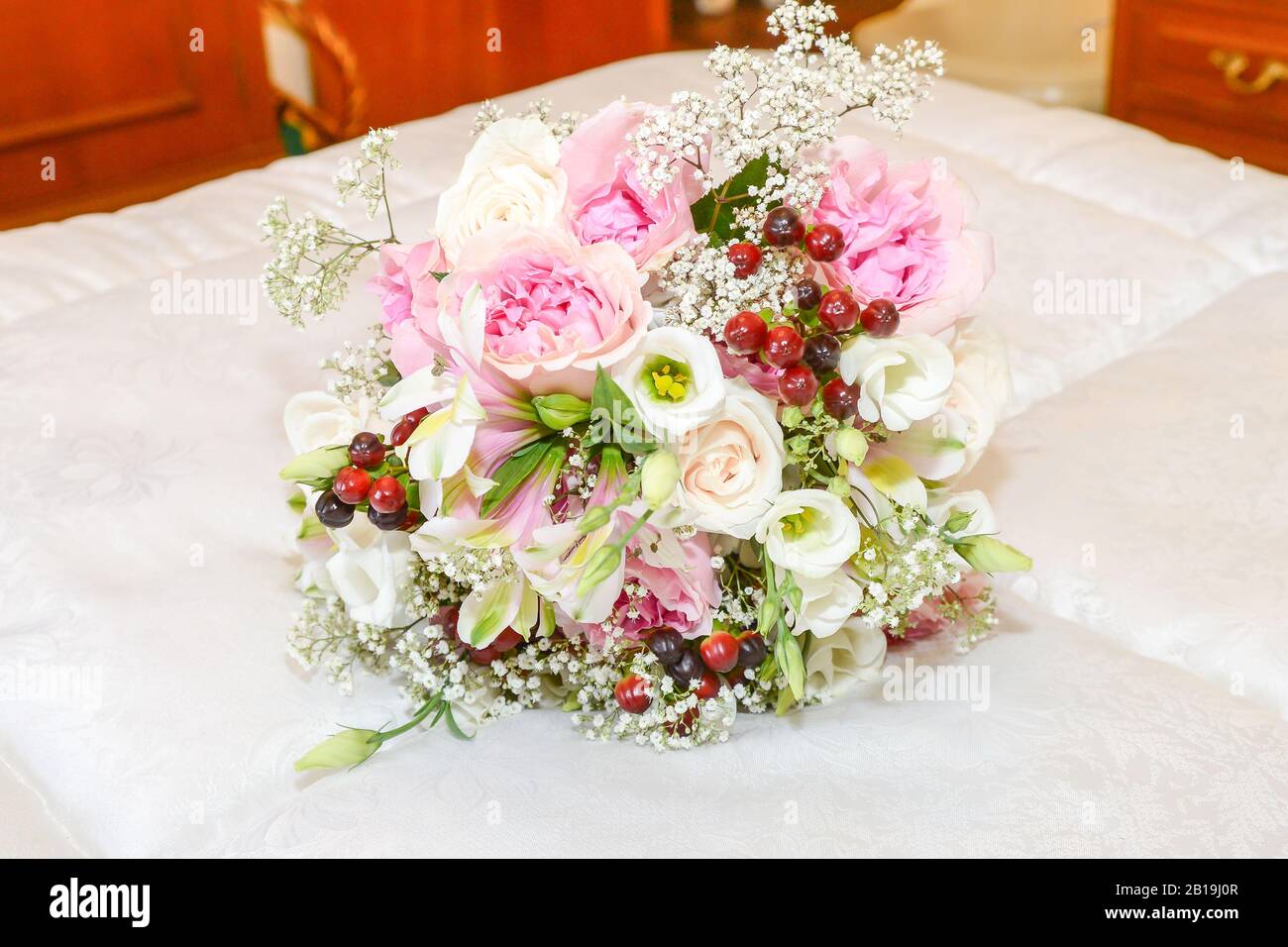 Bouquet of flowers with pink and white roses. Rose × damascena, Rose  Desdemona, Rose Lochinvar, lisianthus, eustoma Stock Photo - Alamy