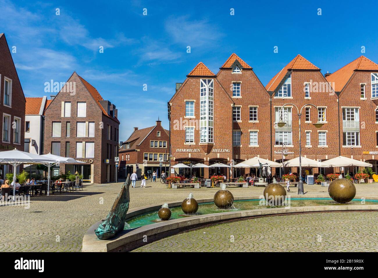 Brunnen auf dem Marktplatz von Coesfeld, Nordrhein-Westfalen, Deutschland   |    market square fountain in  Coesfeld, North Rhine-Westphalia, Germany Stock Photo
