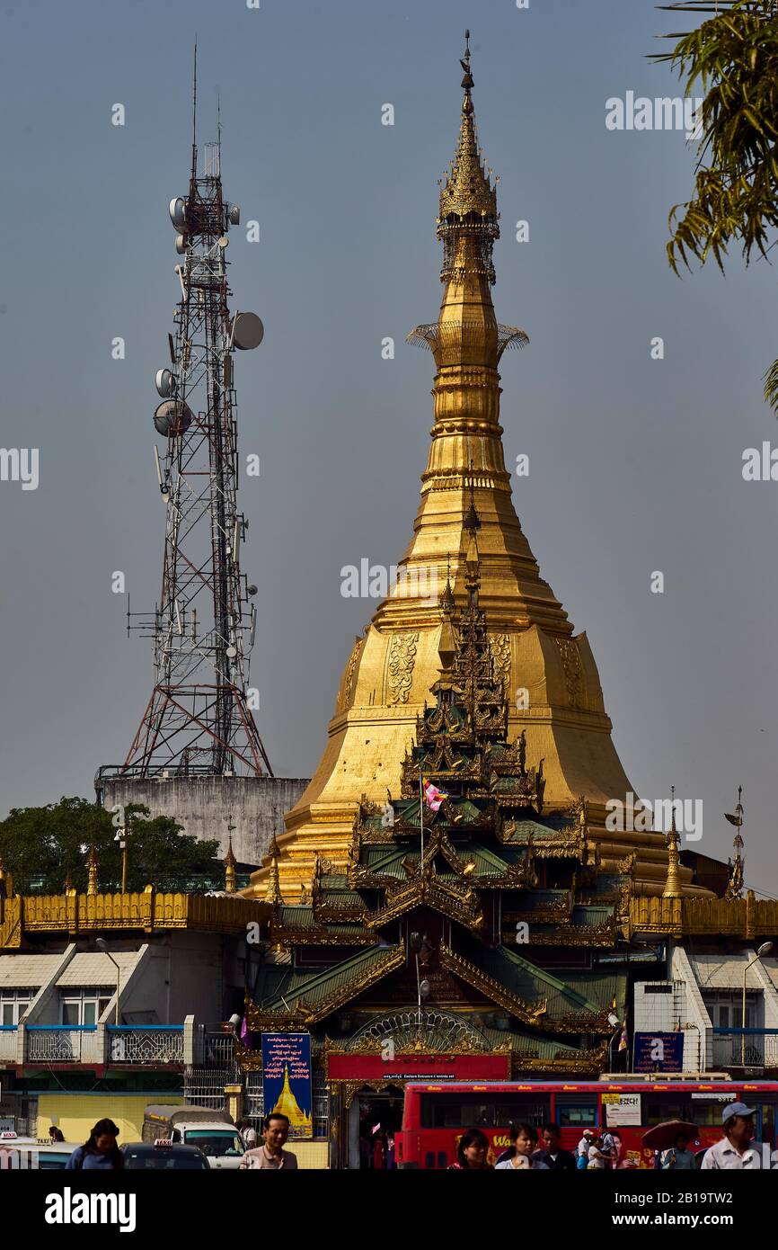 Mobilfunkmast und Sule-Pagode, Yangon, Myanmar Stock Photo