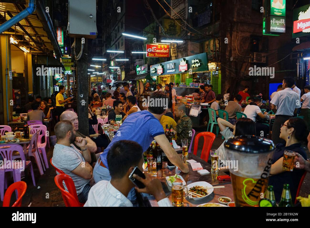 Straßenrestaurant, Nachtleben, Chinesisches Viertel, Yangon, Myanmar Stock Photo