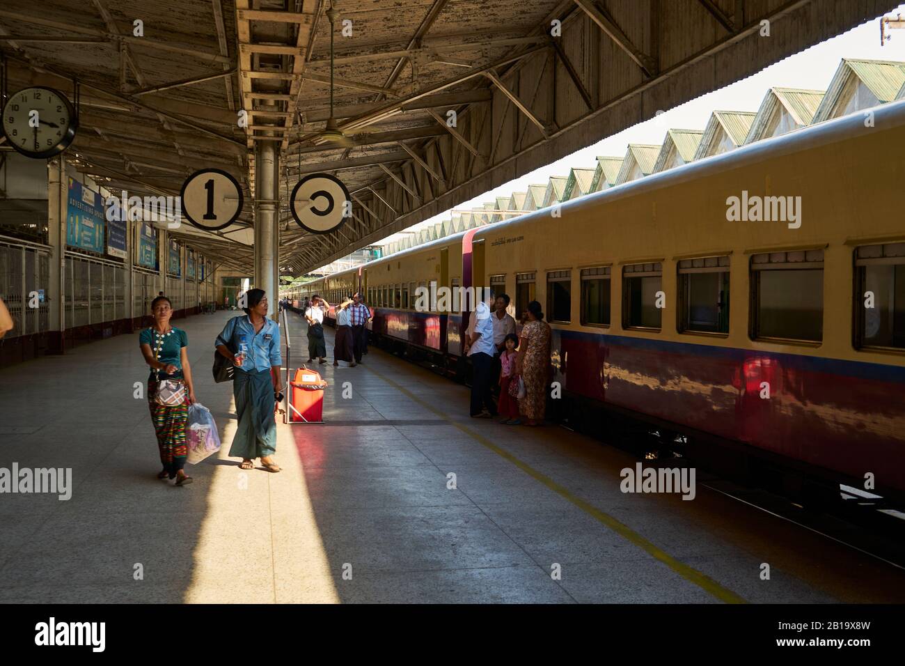 Menschen auf  Bahnsteig, Hauptbahnhof, Yangon, Myanmar Stock Photo