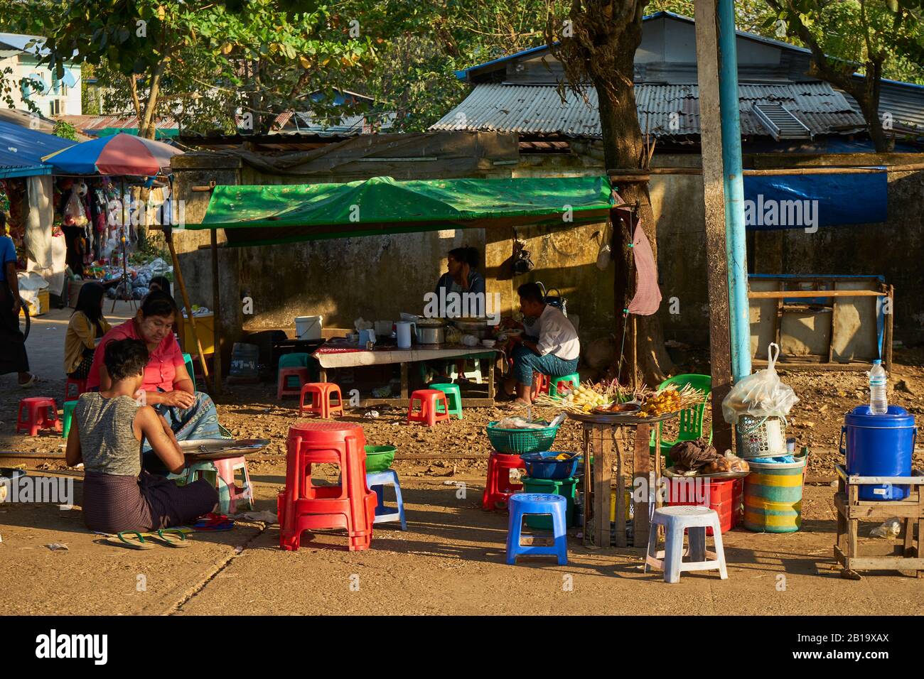 Verkaufsstände an der Zugstrecke von Yangon nach Mandalay, Myanmar Stock Photo