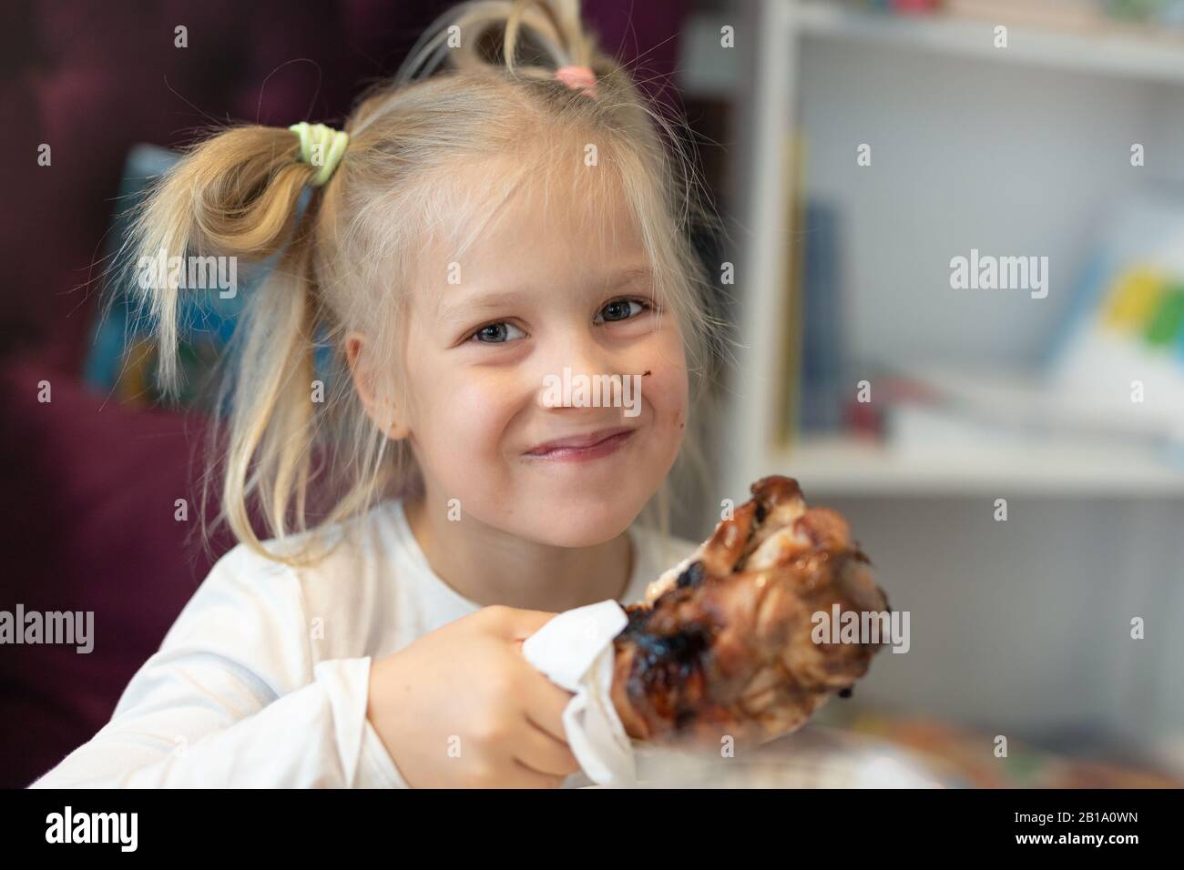 little girl eating ribs her first time eating ribs [Kid Picture] : r/daddit