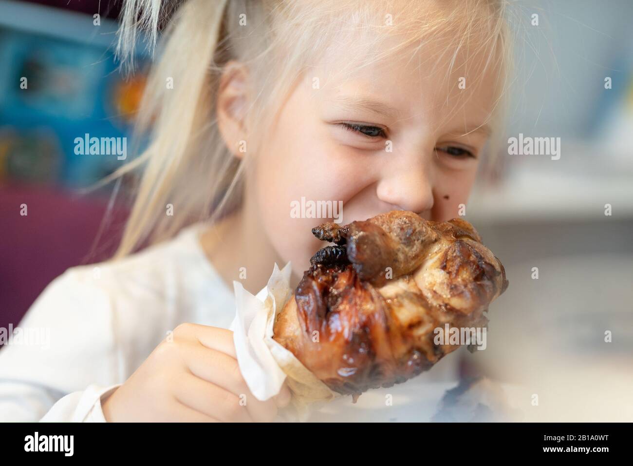 little girl eating ribs 30点のChild Eating Ribsのストックフォト - Getty Images
