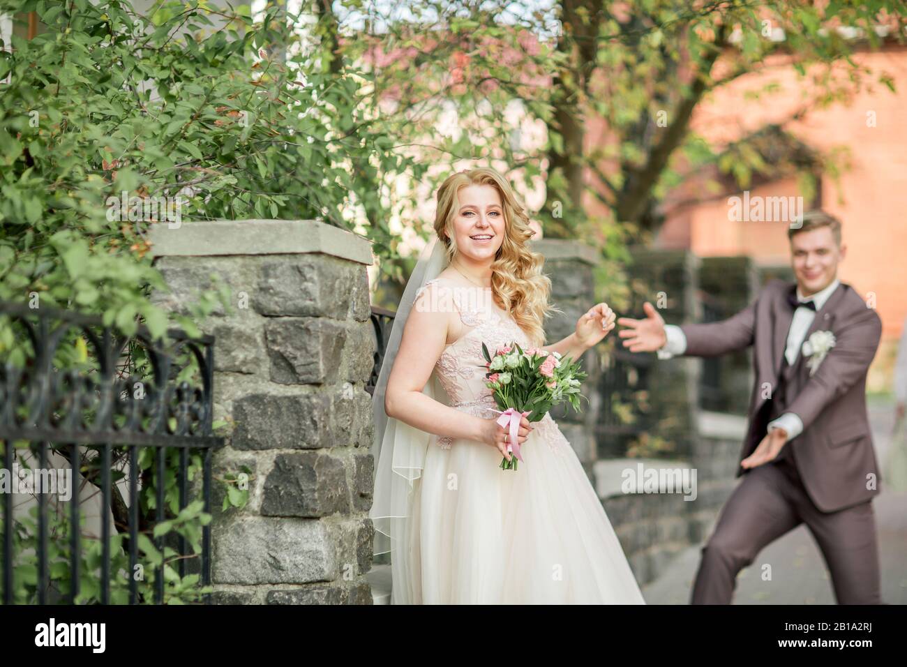 very happy bride and groom on a big city street Stock Photo - Alamy