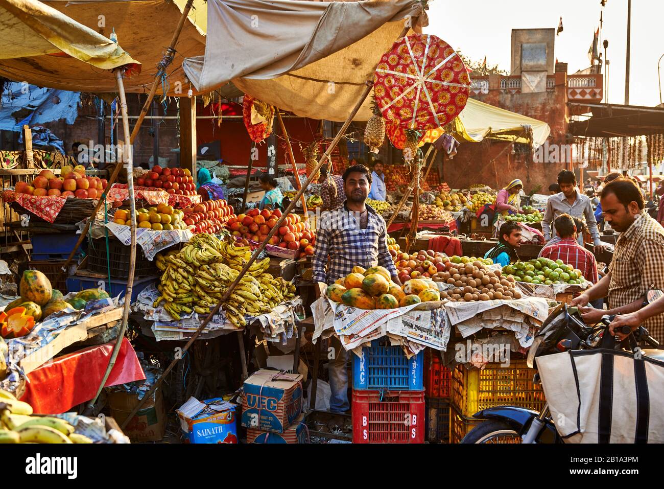 colorful streetlife with market stalls in Jaipur, Rajasthan, India ...