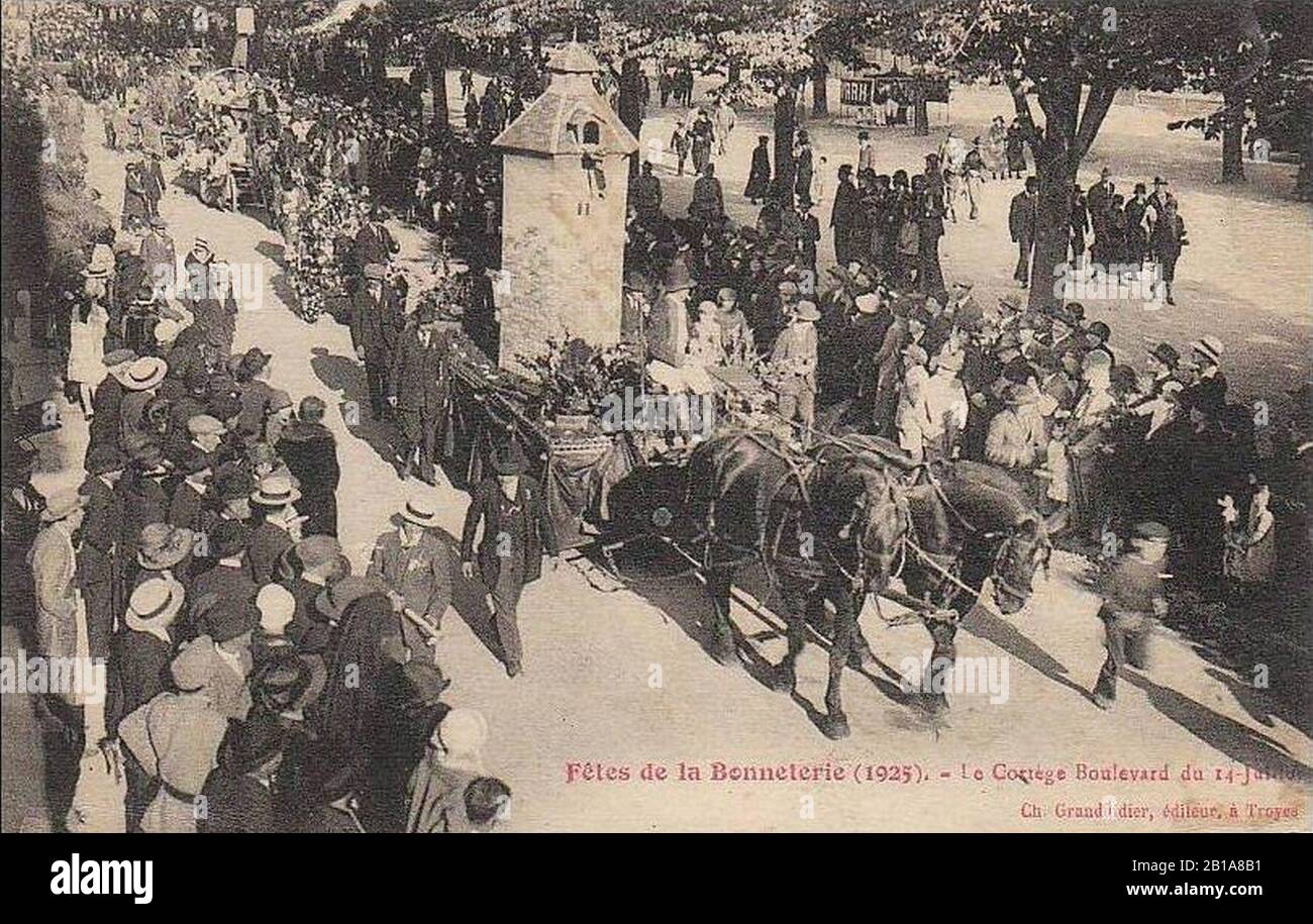 Fêtes de la Bonneterie 1925 à Troyes - Le cortège boulevard du 14 Juillet. Stock Photo