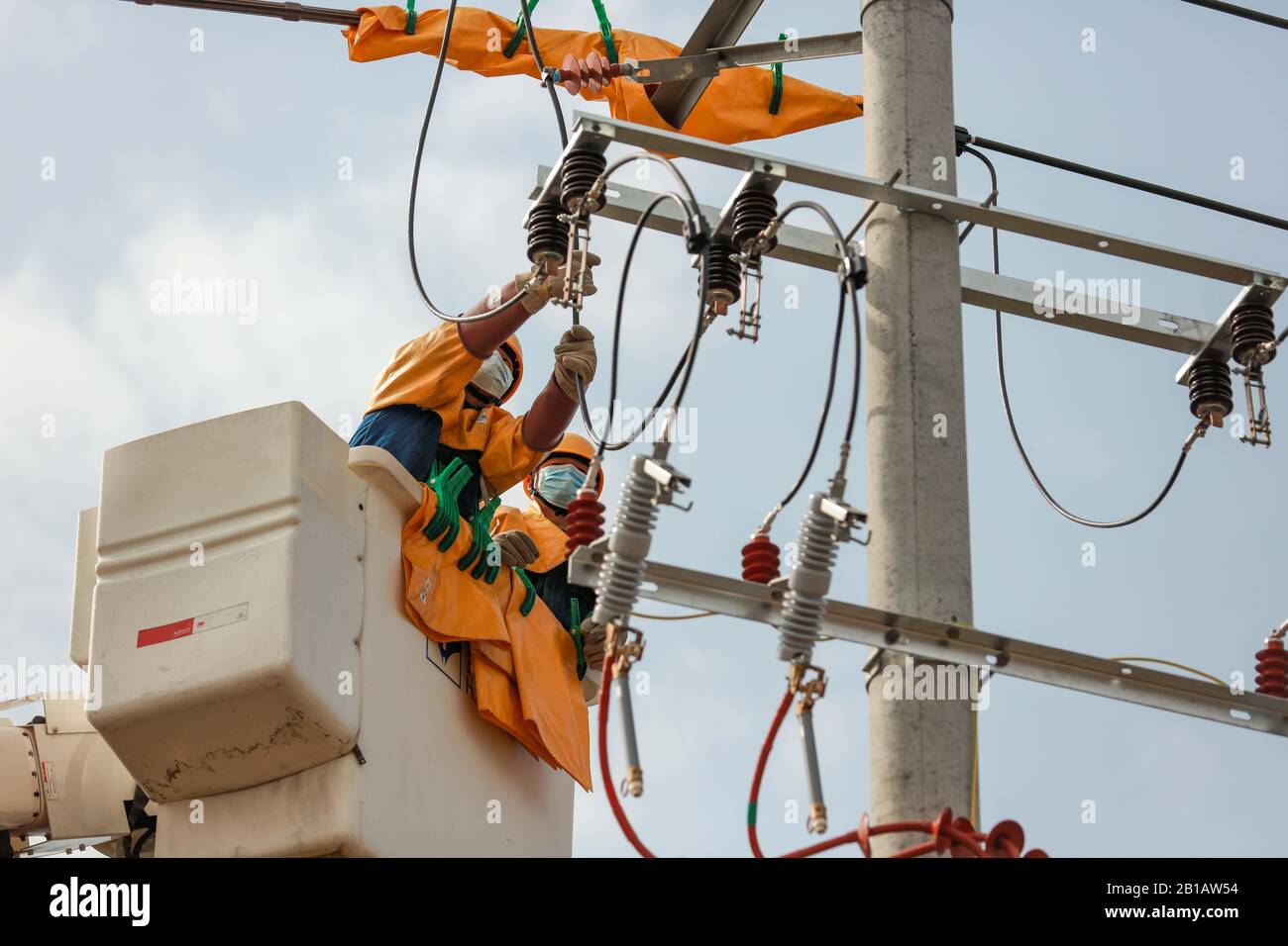 Chinese electricians perform live working on electric transmission lines to secure power supply in Langya District, Chuzhou City, east China's Anhui Province on February 23rd, 2020. (Photo by Song Weixing / Costfoto/Sipa USA) Stock Photo