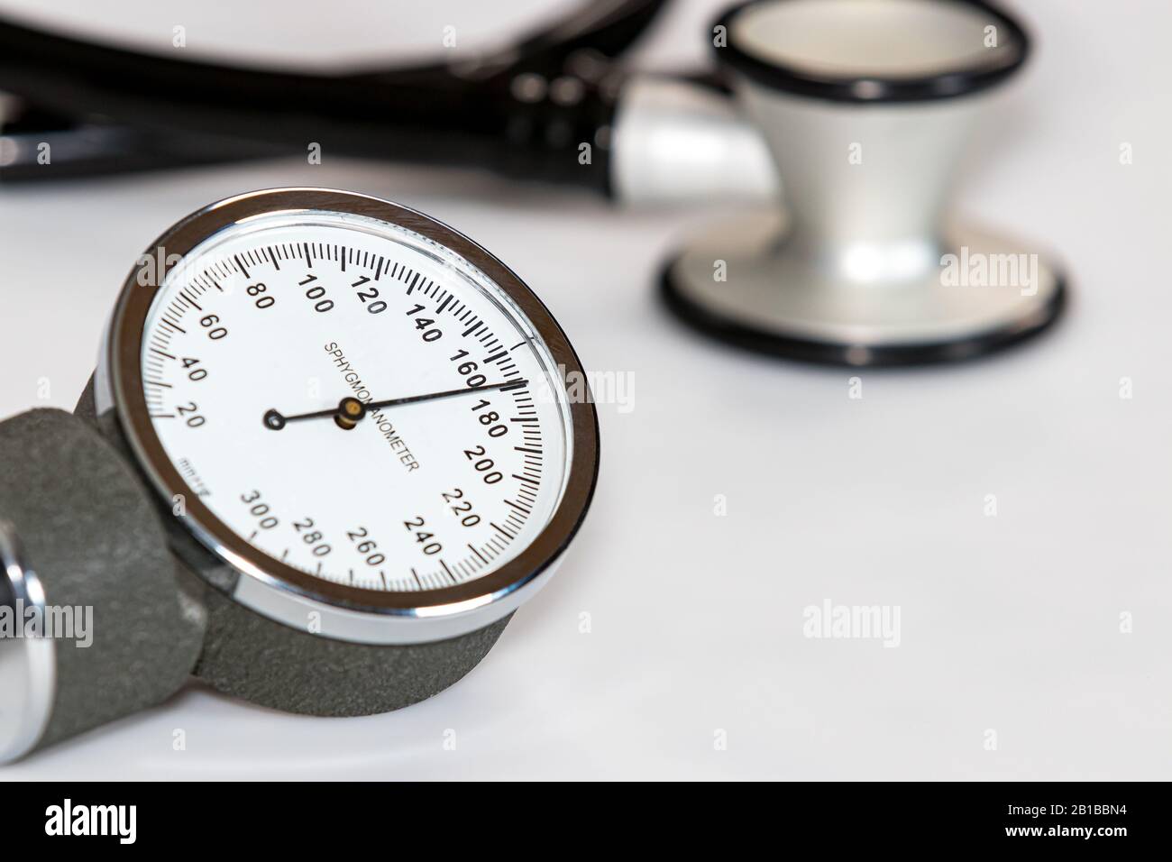 https://c8.alamy.com/comp/2B1BBN4/closeup-of-blood-pressure-cuff-gauge-with-high-systolic-reading-of-170-mmhg-stethoscope-in-background-2B1BBN4.jpg