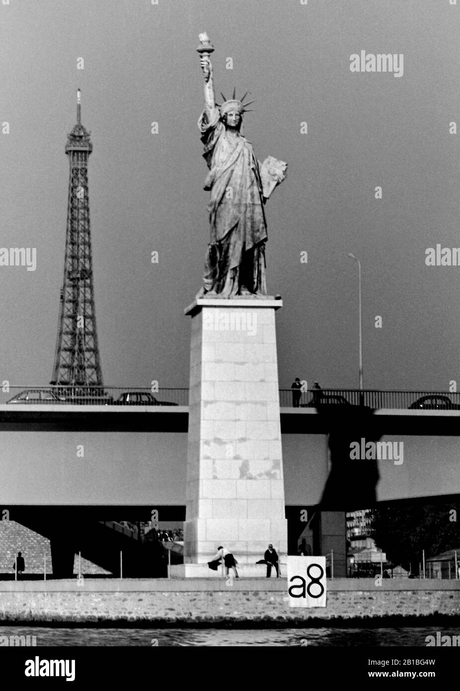 AJAXNETPHOTO. SEPTEMBER, 1971. PARIS, FRANCE. - REPLICA STATUE - OF LIBERTY IN THE MIDDLE OF THE RIVER SEINE AT PONT DE GRENELLE. NEO-CLASSICAL SCULPTURE OF ROBED ROMAN GODESS ON THE ILE AUX CYGNES - ISLAND OF SWANS - SEEN FROM THE RIVER. THE LANDMARK EIFFEL TOWER CAN BE SEEN IN BACKGROUND. PHOTO:JONATHAN EASTLAND REF: RX7 151204 190 Stock Photo