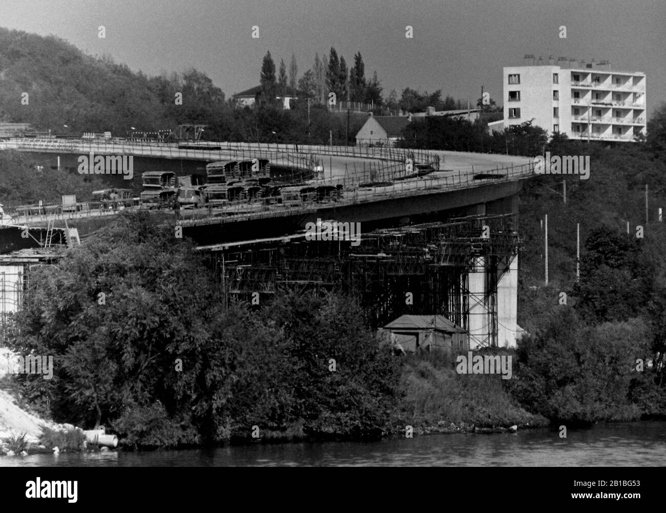 AJAXNETPHOTO. SEPTEMBER, 1971. VAL D'OISE, ARGENTEUIL, FRANCE. - NEW ROAD - BUILDING THE D311 HIGHWAY OVERLOOKING THE RIVER SEINE.PHOTO:JONATHAN EASTLAND/AJAX REF:RX7 151204 175 Stock Photo