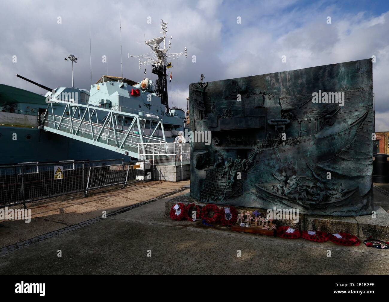 AJAXNETPHOTO. 3RD APRIL, 2019. CHATHAM, ENGLAND. - CHATHAM HISTORIC DOCKYARD - THE NATIONAL DESTROYER MEMORIAL, A BRONZE SCULPTURE SITED ALONGSIDE PRESERVED WW II C CLASS DESTROYER HMS CAVALIER TO THE 11,000 MEN AND 142 ROYAL NAVAL AND ALLIED DESTROYERS LOST DURING BETWEEN 1939-45. VERSO OF THE PLAQUE LISTS NAMES OF THE SHIPS LOST; SIDE FACING CAMERA DEPICTS SAILORS BEING PLUCKED FROM THE SEA BY A DESTROYER.PHOTO:JONATHAN EASTLAND/AJAX REF:GX8 190304 20050 Stock Photo