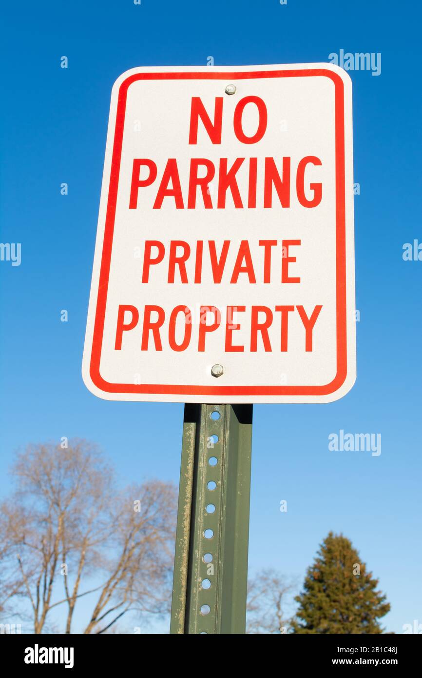No parking sign with blue sky behind Stock Photo - Alamy