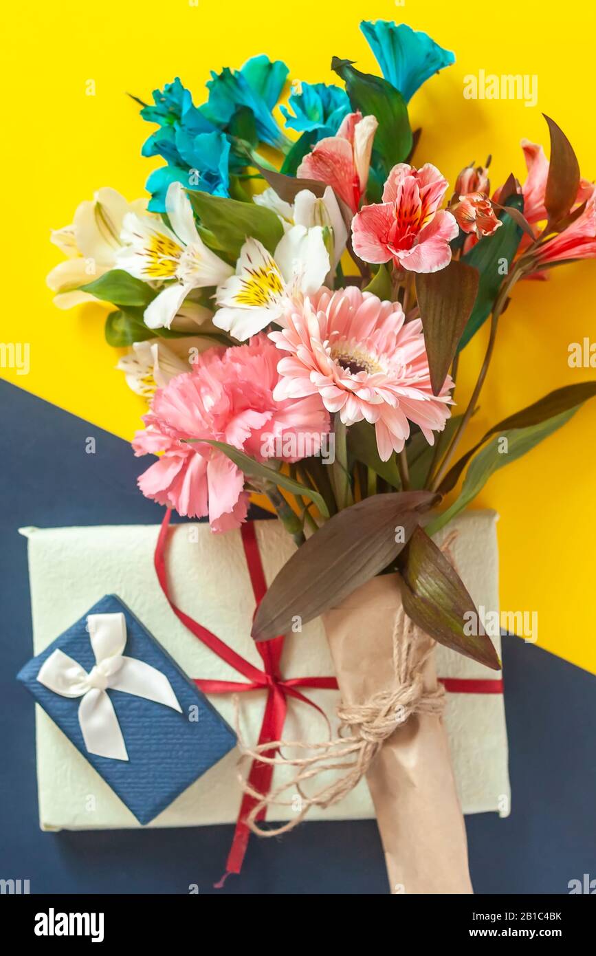 Download Thank You Note With Beautiful Flower Bouquet High Resolution Stock Photography And Images Alamy Yellowimages Mockups