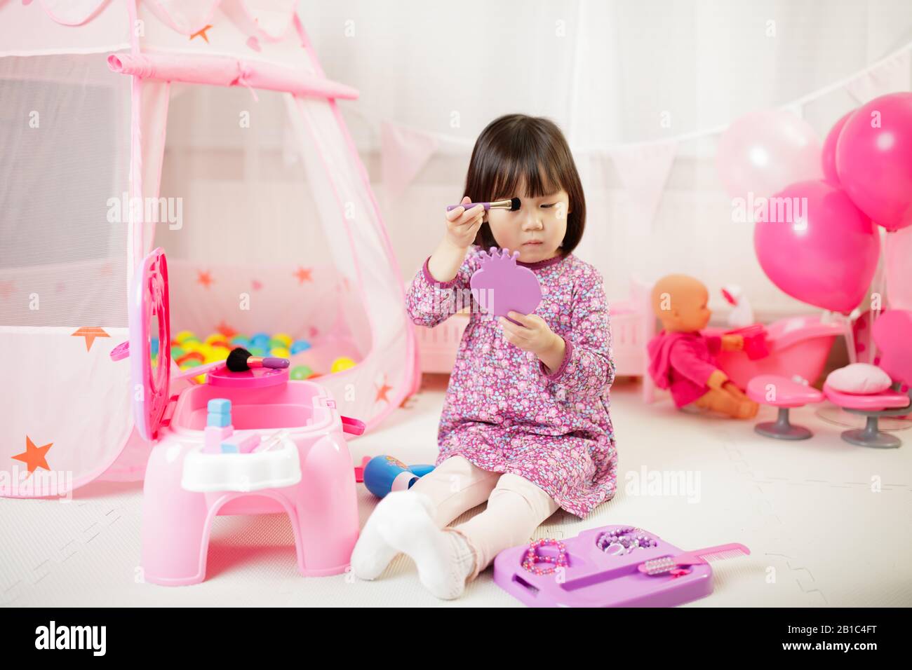 toddler girl pretend play