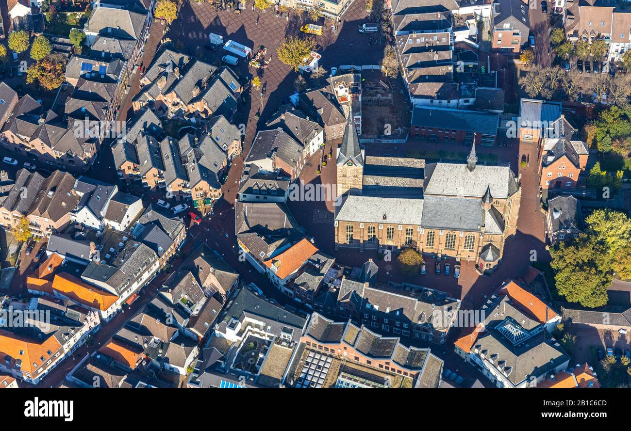 Aerial view, village view Straelen, historically restored old town, cemetery, catholic church St. Peter and Paul, living and living, Straelen, Niederr Stock Photo