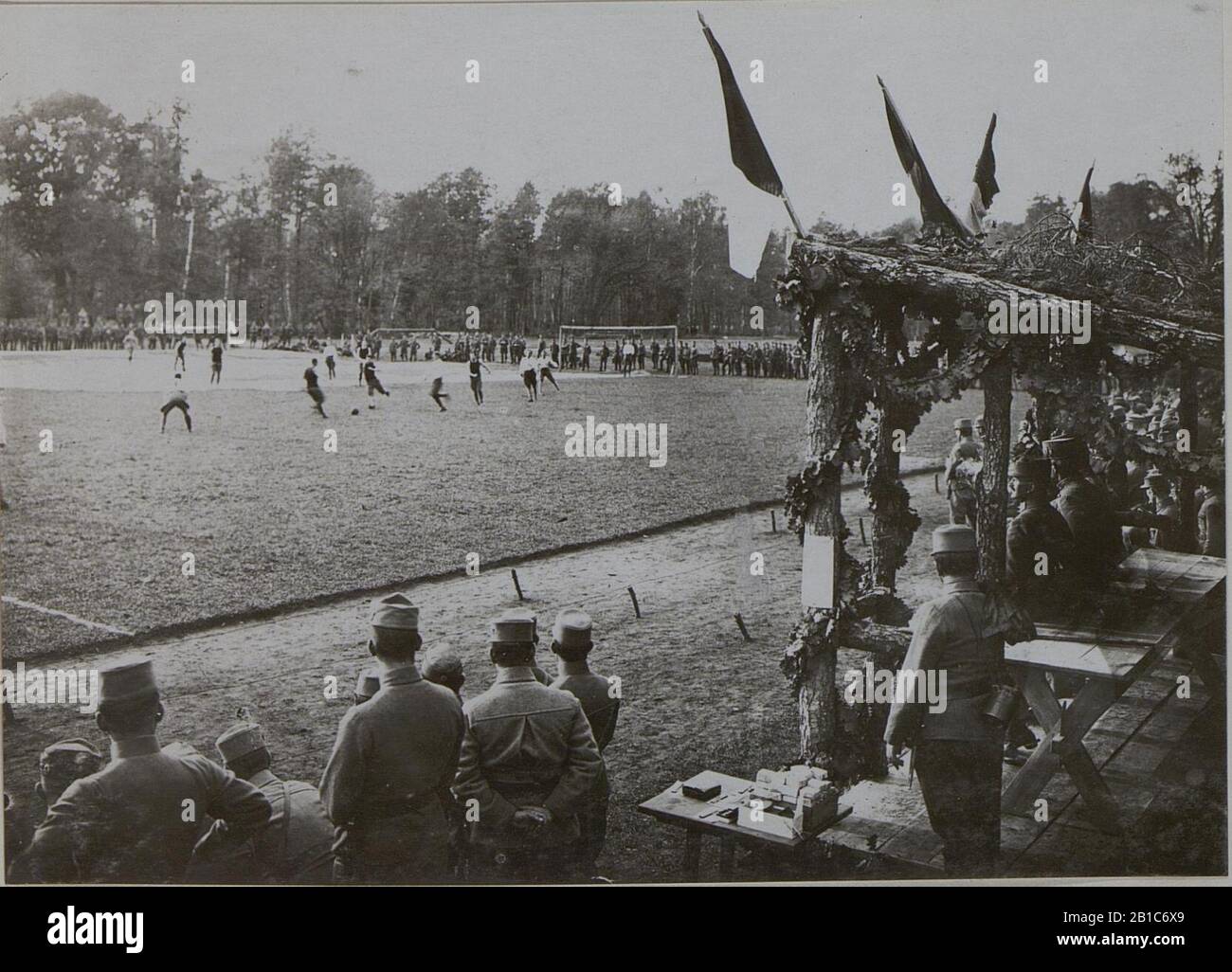 Fussballspiel zwischen einer Auswahlmannschaft des Infanterieregimentes 4 und 84 Stock Photo