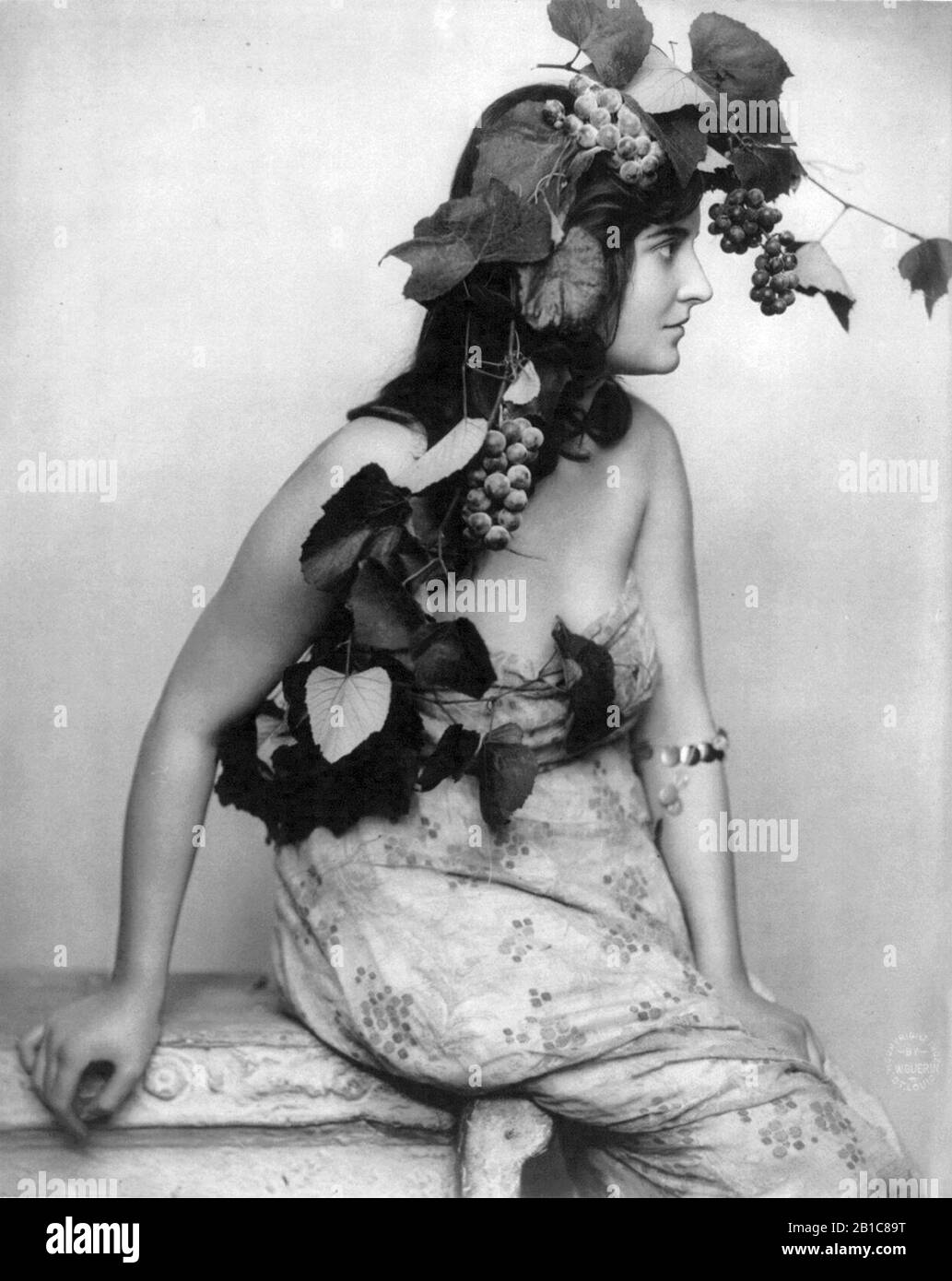 FW Guerin - young woman with grapes and vines cph.3b11233. Stock Photo