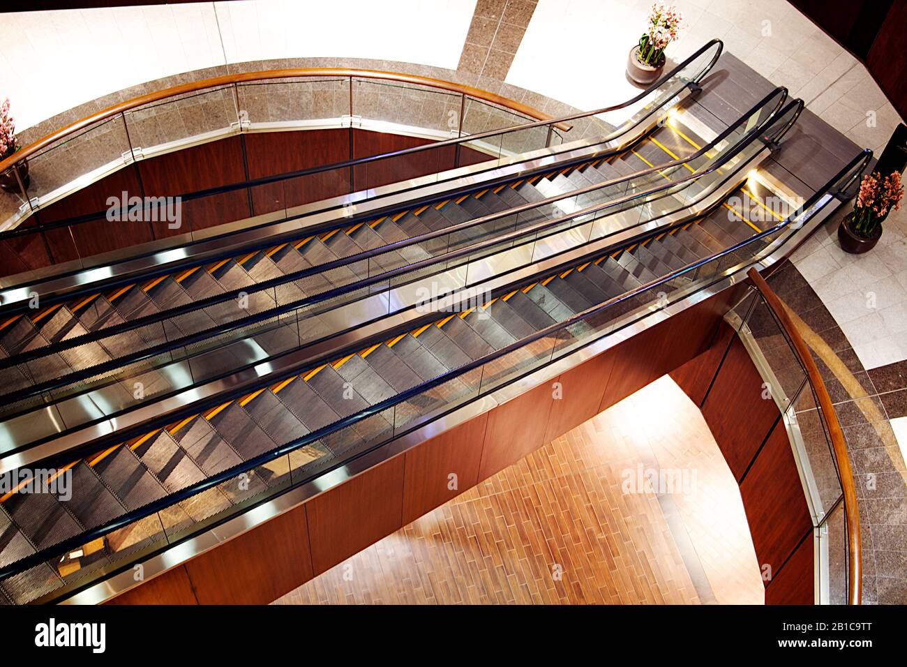 Dubai-Escalators in side Dubai Mall 4 Stock Photo