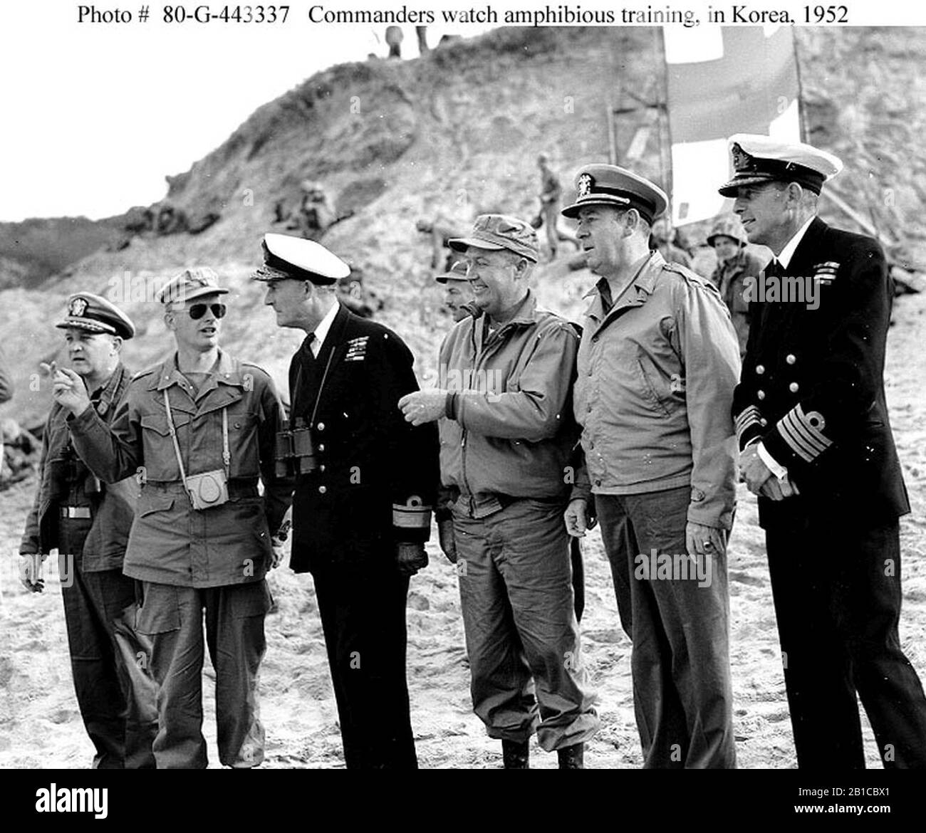 G443337 US and British Officers view training ops near Inchon. Stock Photo