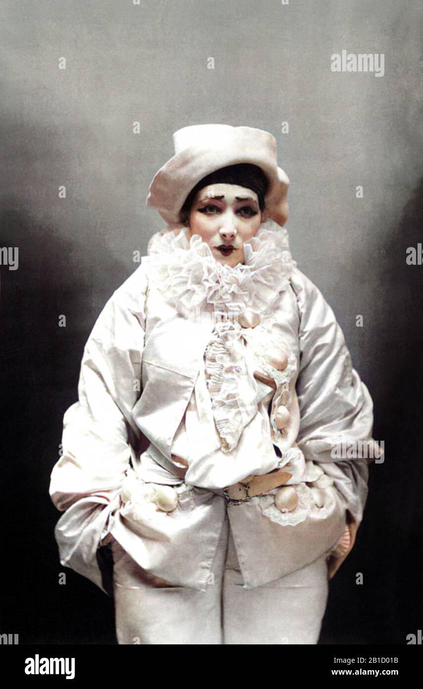 1883, Paris, FRANCE : The french celebrated theatre actress SARAH BERNHARDT  ( 1844 - 1923 ) in PIERROT ASSASSIN by J. RICHEPIN , portrait by Paul NADAR  , DIGITALLY COLORIZED. - attrice -