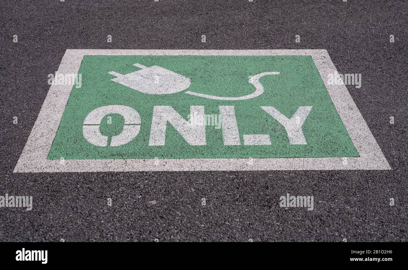 Parking sign electric cars hires stock photography and images Alamy