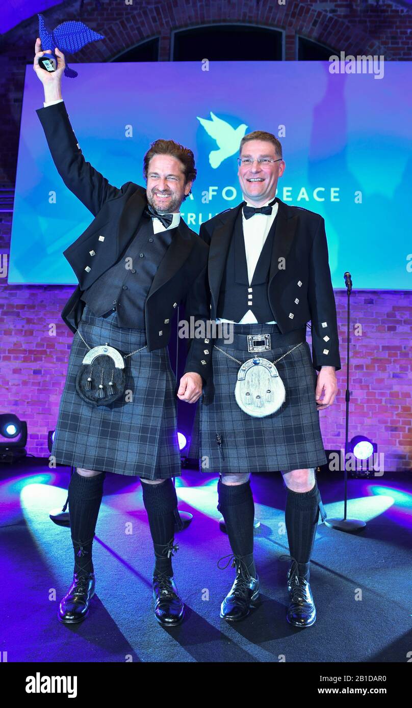 Gerard butler in a cheap kilt