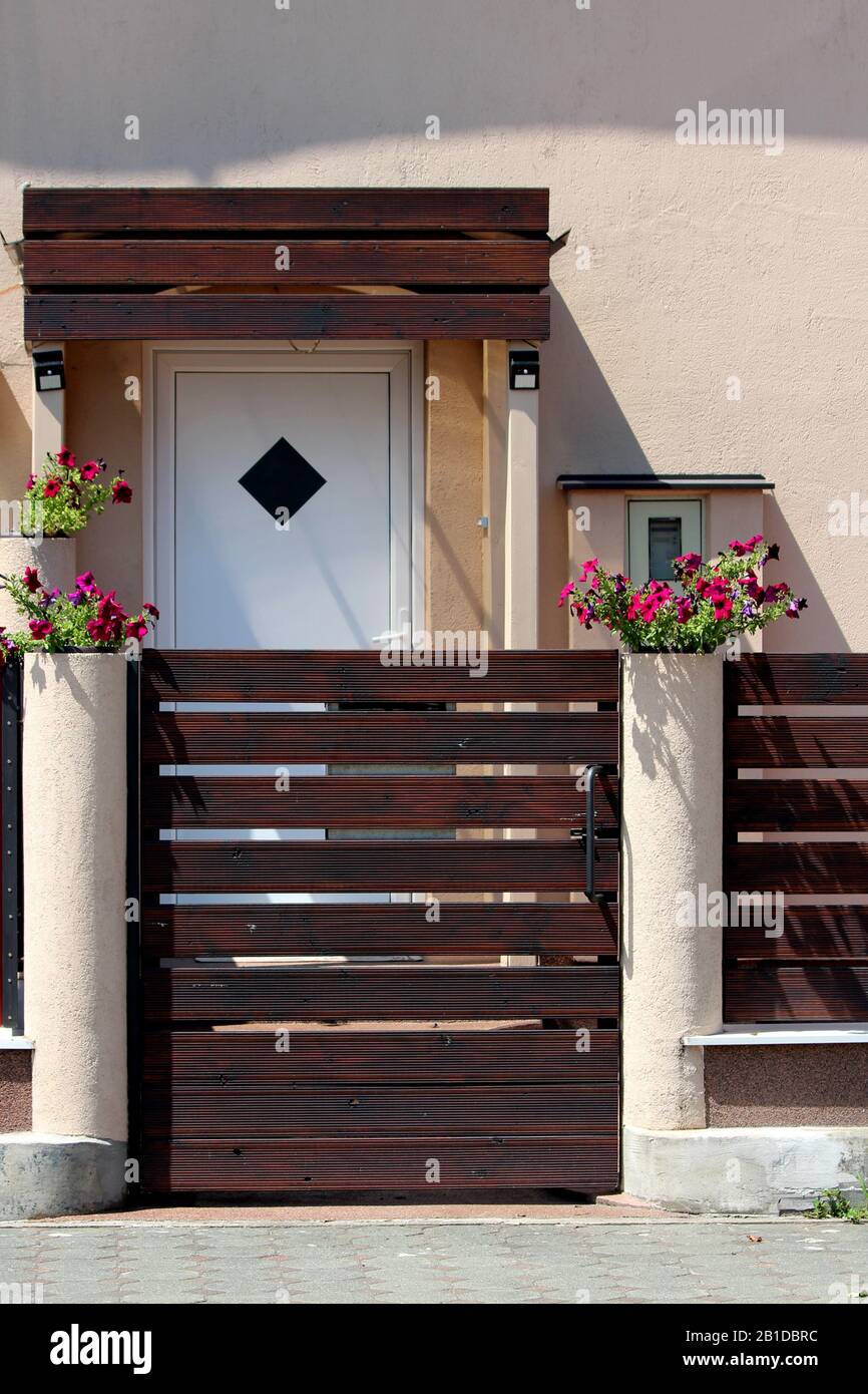 Front yard entrance doors made from narrow horizontal wooden ...