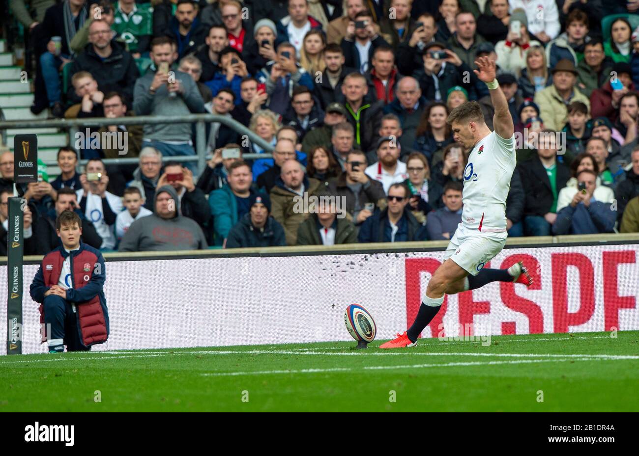 Owen Farrell Kicks Stock Photos & Owen Farrell Kicks Stock Images - Alamy
